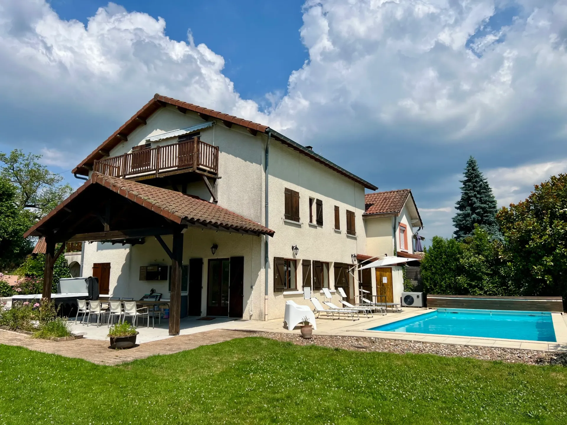 Gîte de groupe Grand Gîte Beaujolais Bleu à Saint Jean la Bussière — Grand Gîte Beaujolais Bleu - 18 pers. Piscine & Jacuzzi - proche de Lyon – Saint Jean la Bussière, capacité 18 personnes