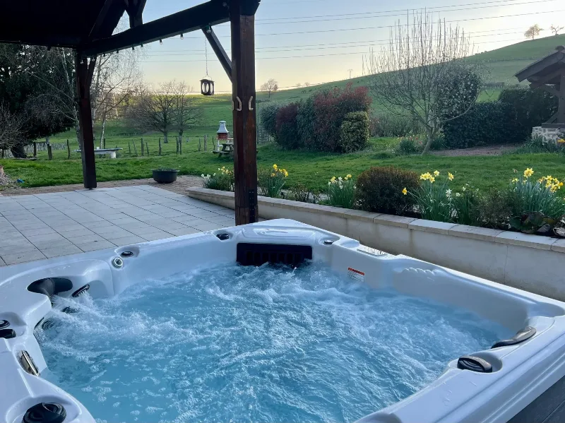 Grand Gîte Beaujolais Bleu - 18 pers. Piscine & Jacuzzi - proche de Lyon – Saint Jean la Bussière