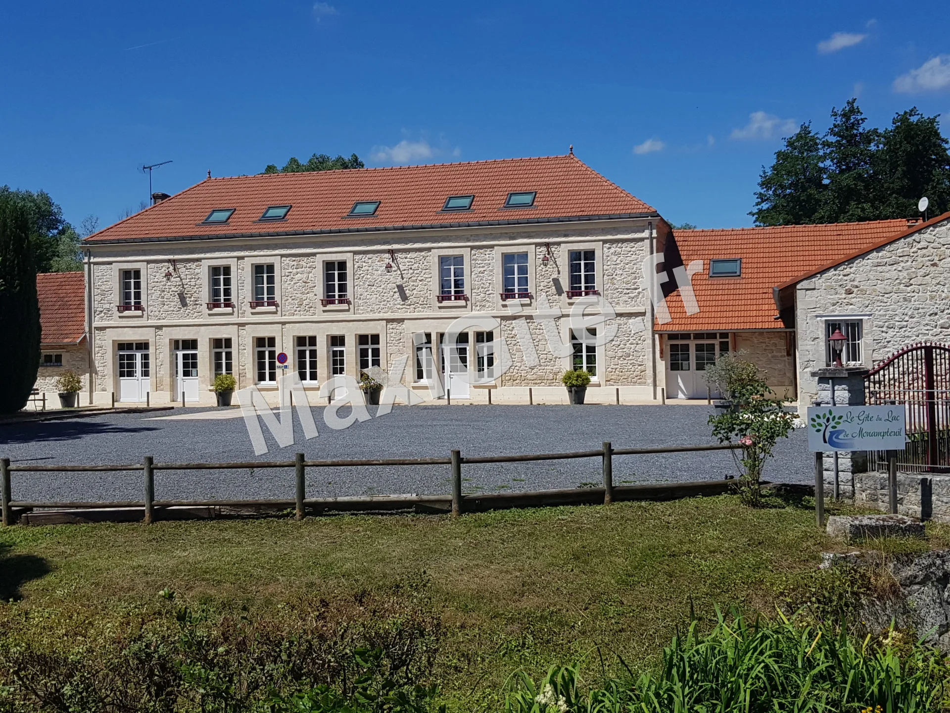 Gîte de groupe Le Gîte du Lac de Monampteuil à Monampteuil — Photo 1 de Le Gîte du Lac de Monampteuil à Monampteuil, capacité 48 personnes