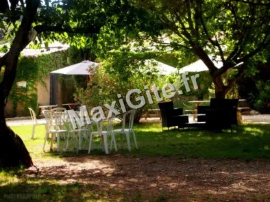 Gîte de groupe Le Mas de Recaute à Lauris — Photo 1 de Le Mas de Recaute à Lauris, capacité 25 personnes