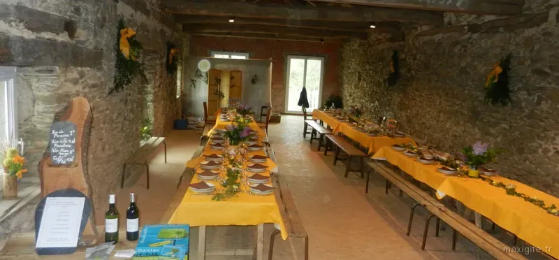 grande salle pouvant accueillir jusqu'à 60 personnes