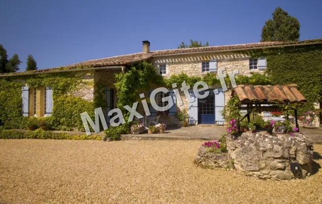 Gîte de groupe La Maison dans les Vignes à Riocaud — Photo 1 de La Maison dans les Vignes à Riocaud, capacité 15 personnes