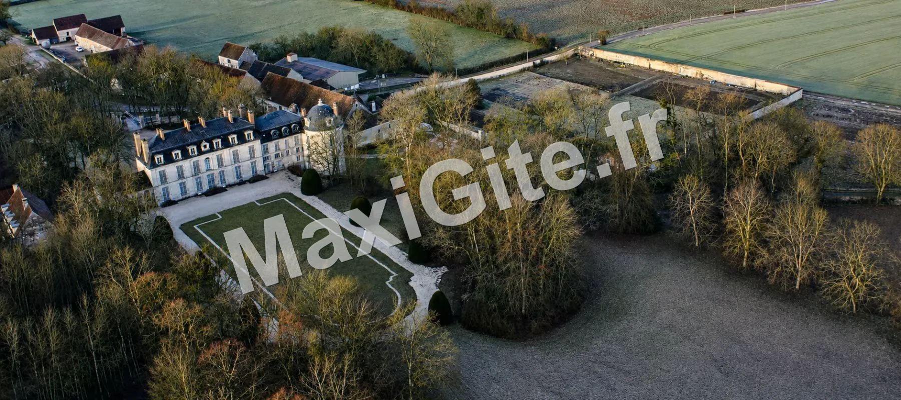 Gîte de groupe Château des Barres à Sainpuits — Photo 1 de Château des Barres à Sainpuits, capacité 17 personnes