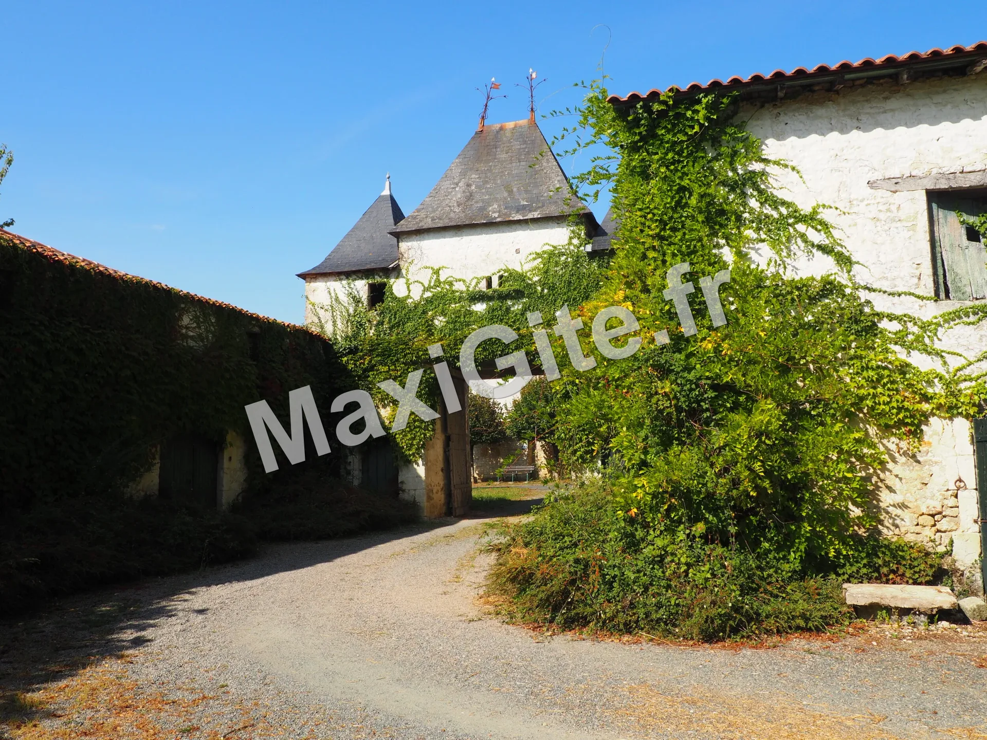Gîte de groupe Château de Parançay à Bernay-Saint-Martin — Photo 2 de Château de Parançay à Bernay-Saint-Martin, capacité 15 personnes