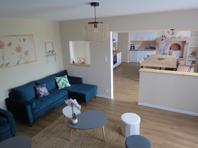Salon ouvert sur la salle à manger