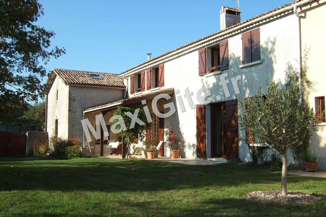 Gîte de groupe La Grange Madame à Vasles — Photo 1 de La Grange Madame à Vasles, capacité 15 personnes