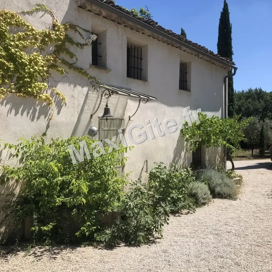 Gîte de groupe Mas de Pierre-Étoile à Vaugines — Photo 1 de Mas de Pierre-Étoile à Vaugines, capacité 15 personnes