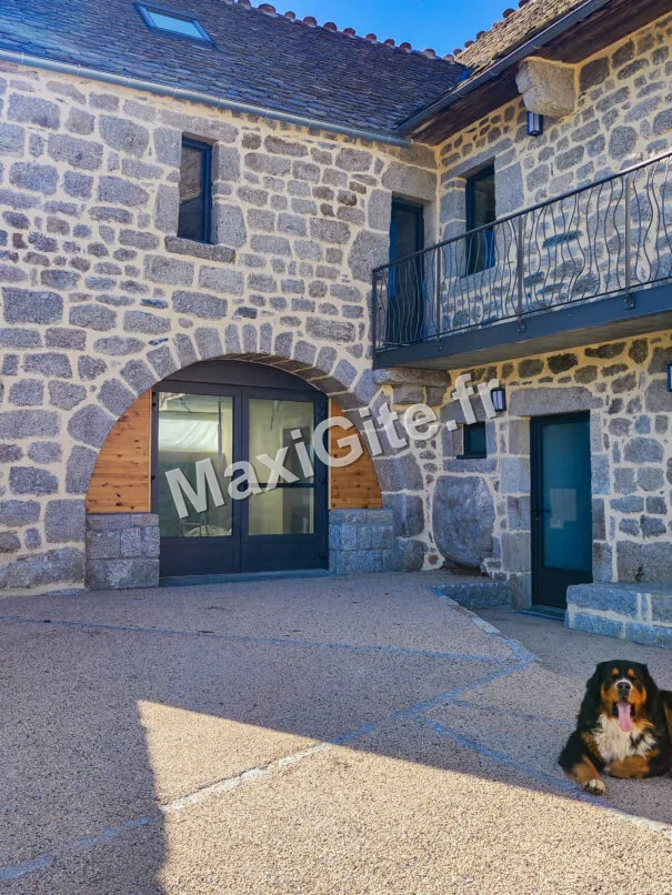 Gîte de groupe La Grange du Gibertès à Le Buisson — Photo 1 de La Grange du Gibertès à Le Buisson, capacité 19 personnes