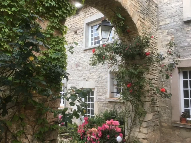 Gîte de groupe La Maison des Amis à Nuits — Photo 1 de La Maison des Amis à Nuits, capacité 56 personnes