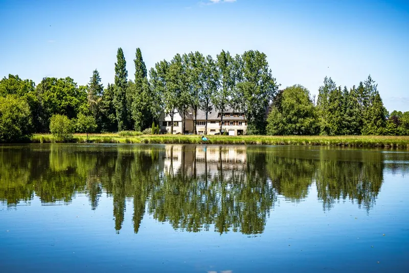 Gîte Le Grand Gîte du Lac — gîte de groupe à Le Teilleul