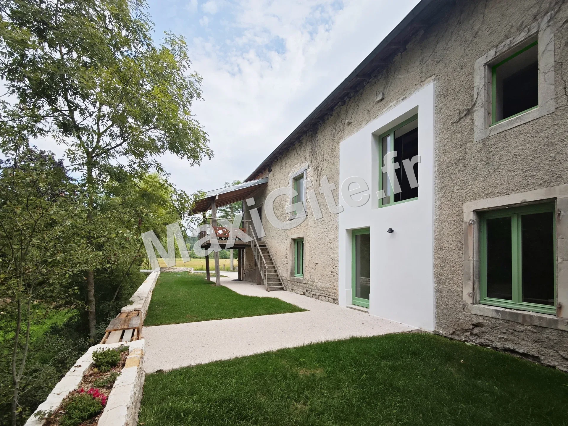 Gîte de groupe Domaine du Moulin Français à Champougny — Photo 1 de Domaine du Moulin Français à Champougny, capacité 15 personnes