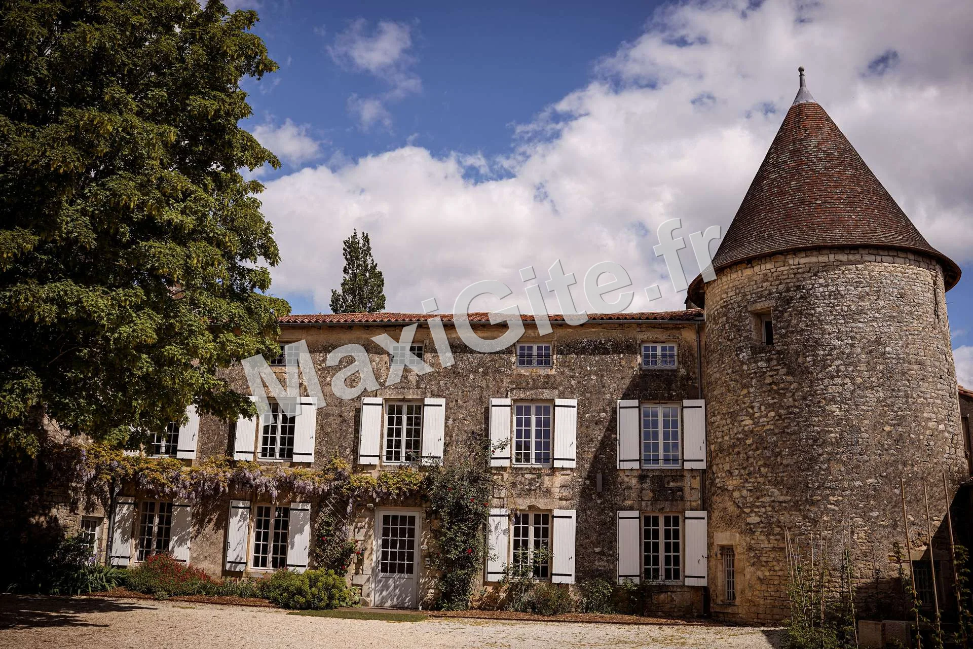 Gîte de groupe Le Logis de l'Hostellerie de l'Abbaye à Celles-sur-Belle — Photo 1 de Le Logis de l'Hostellerie de l'Abbaye à Celles-sur-Belle, capacité 49 personnes