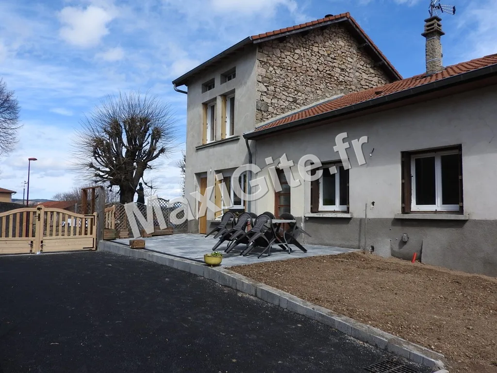 Gîte de groupe Petit Gîte du Bon Accueil à Saint-Georges-Lagricol — Photo 1 de Petit Gîte du Bon Accueil à Saint-Georges-Lagricol, capacité 14 personnes