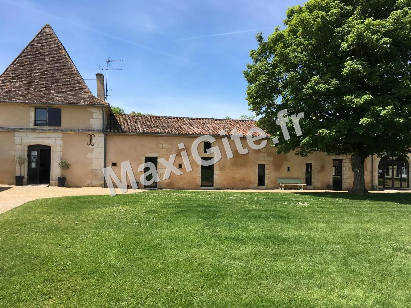 Gîte de groupe Domaine des Chaulnes - Gîte de groupe Les Palombes à Grignols — Photo 1 de Domaine des Chaulnes - Gîte de groupe Les Palombes à Grignols, capacité 34 personnes