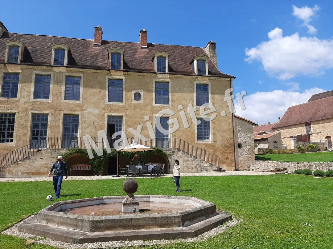 Gîte de groupe Villa Les Roses du XVIIIème à Excideuil — Photo 1 de Villa Les Roses du XVIIIème à Excideuil, capacité 12 personnes