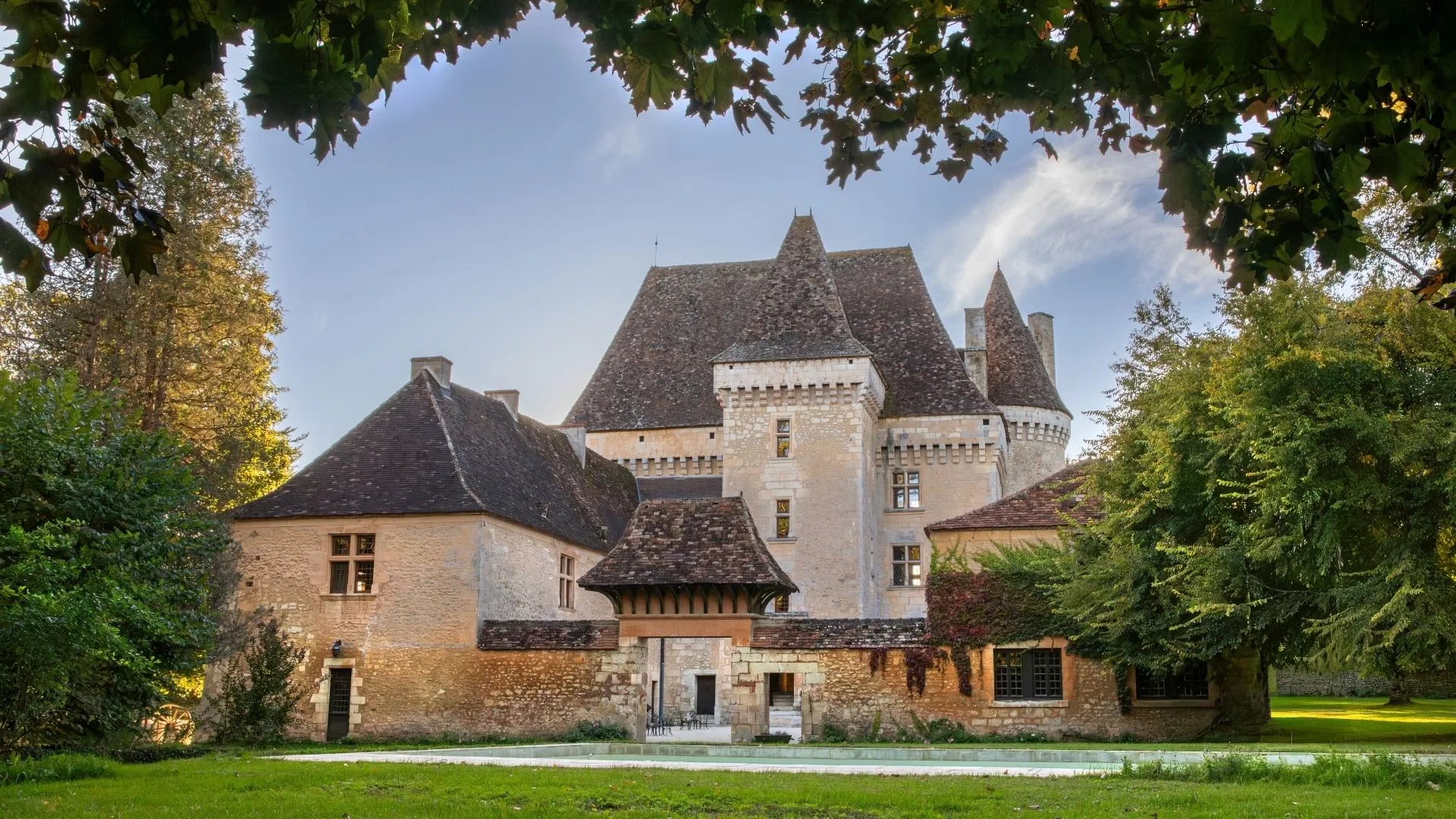 Gîte de groupe Château de Saint-Maurice à Val de Louyre et Caudeau — Photo 3 de Château de Saint-Maurice à Val de Louyre et Caudeau, capacité 26 personnes