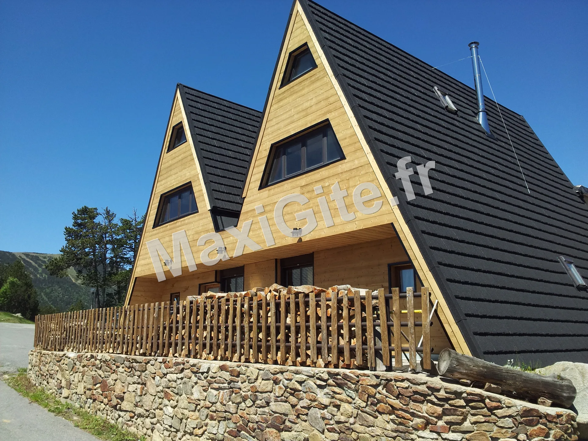 Gîte de groupe Gîte L'Azimut à Les Angles — Photo 1 de Gîte L'Azimut à Les Angles, capacité 24 personnes