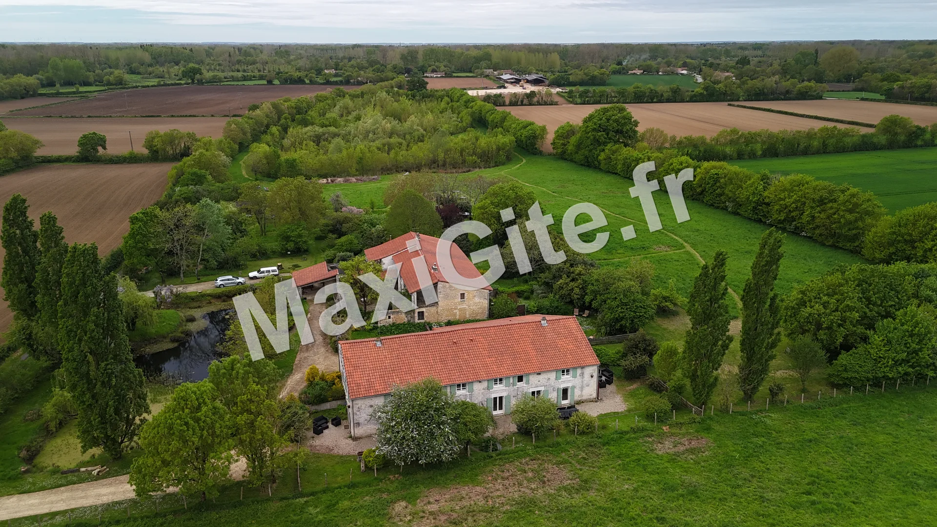 Gîte de groupe Le Hameau de Sainte-Mégrine à Coulon — Photo 1 de Le Hameau de Sainte-Mégrine à Coulon, capacité 16 personnes
