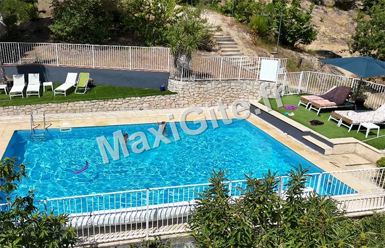 Gîte de groupe Village de Gîtes Ravel à Saint-Jean-du-Gard — Piscine couverte chauffée avec espace enfants, capacité 100 personnes