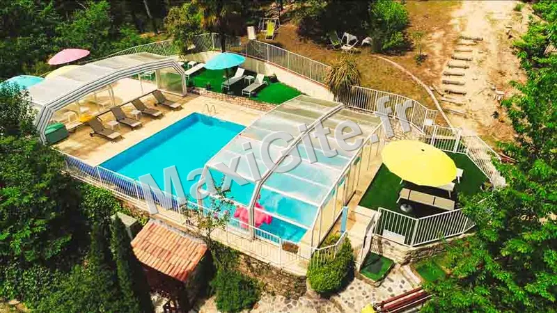 Vue aérienne de la piscine couverte du village