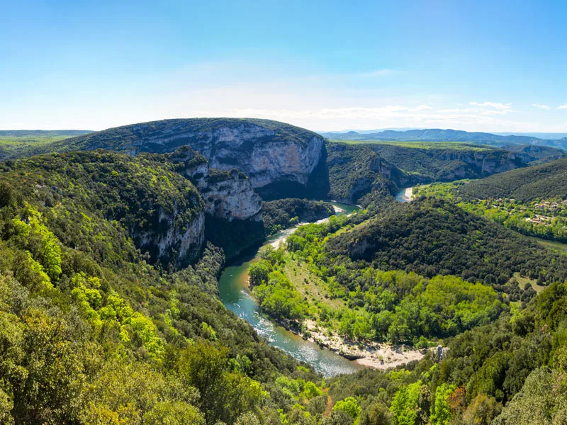 Panorama sur les gorges de l'Ardeche avec meandre de la riviere et collines boisees
