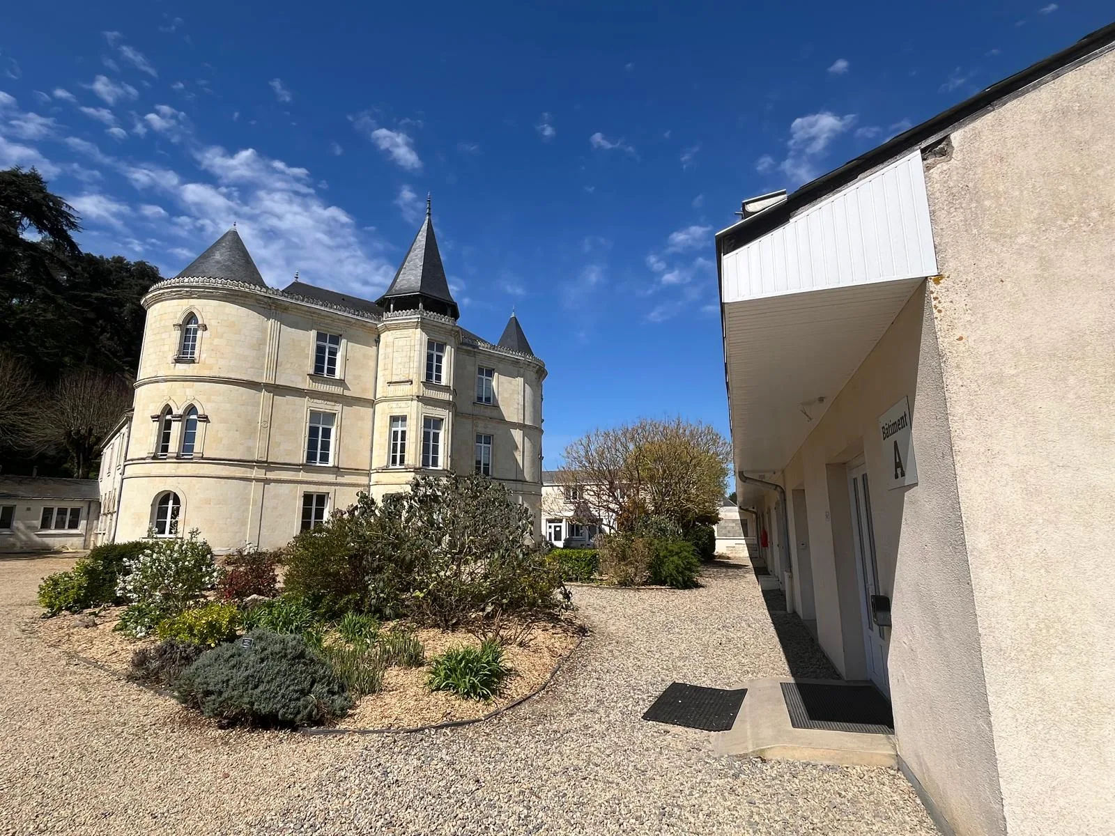 Gîte de groupe Gîte Au Bord de l'Eau à Gennes-Val-de-Loire — Photo 1 de Gîte Au Bord de l'Eau à Gennes-Val-de-Loire, capacité 60 personnes