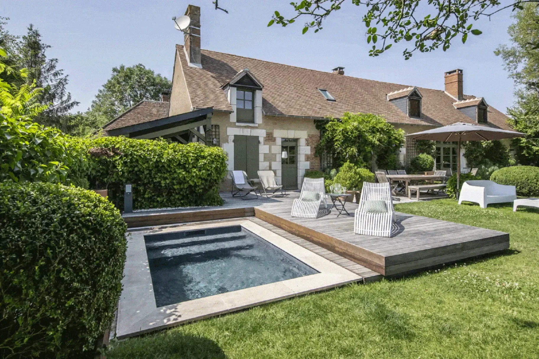 Gîte de groupe Le Clos de la Saugeure à Le Controis-en-Sologne — Gîte vue de face avec mini-piscine et terrasse, capacité 14 personnes