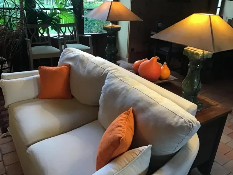 le grand séjour avec canapés, fauteuils, tables basses et cheminée
