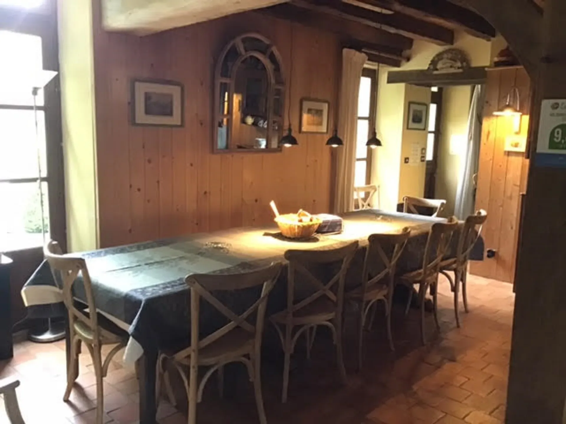 Grande table à manger jusqu'à 16 pers. assises