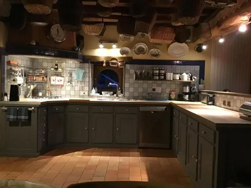 Grande cuisine américaine ouverte sur espace repas et séjour