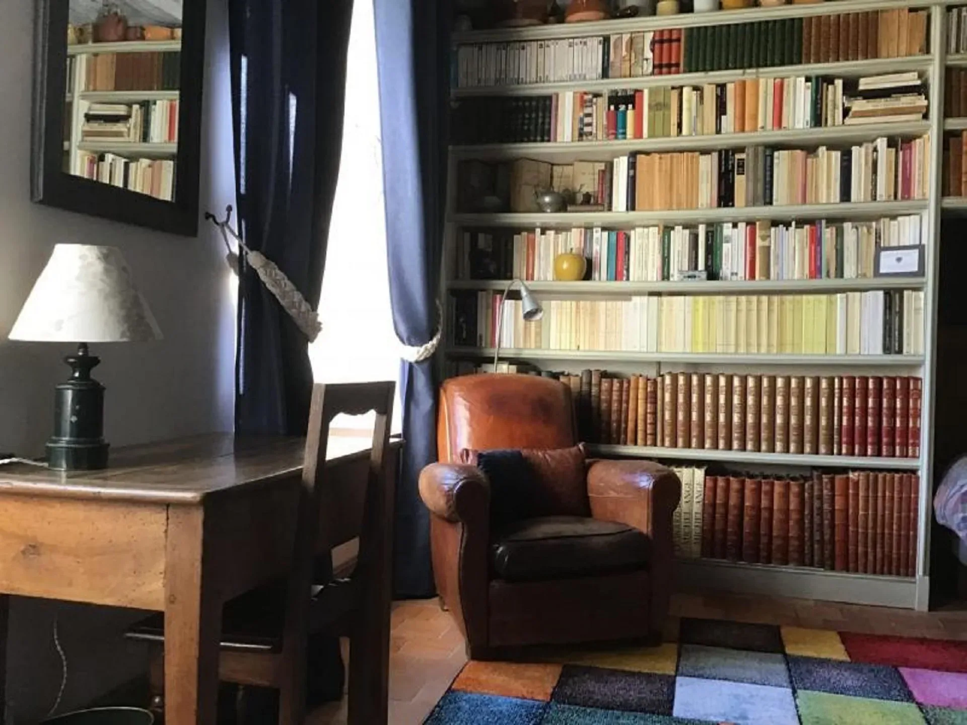 Petite chambre single bibliothèque (+ de 700 livres)