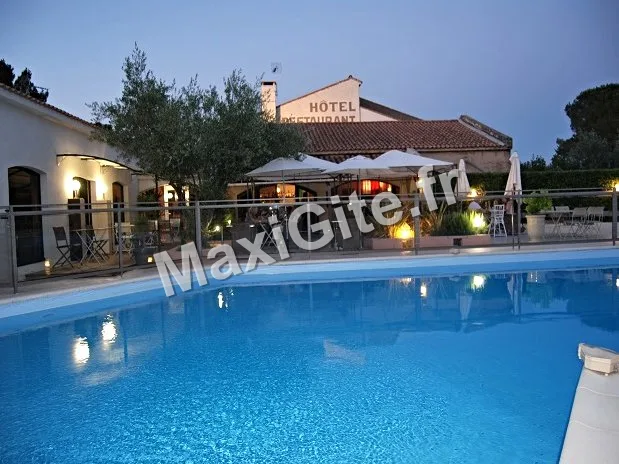 Gîte de groupe Les Aubuns — Hôtel & Domaine à Caissargues — Photo 1 de Les Aubuns — Hôtel & Domaine à Caissargues, capacité 60 personnes