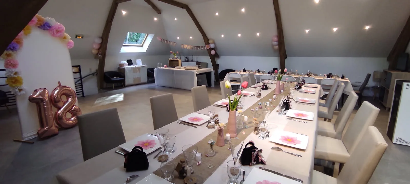 Grande salle de réception des Gîtes de Flaubert pour repas de groupe et cousinades