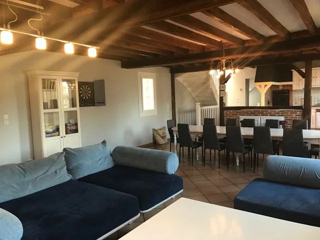 Grande pièce de vie conviviale dans un gîte de groupe en Normandie