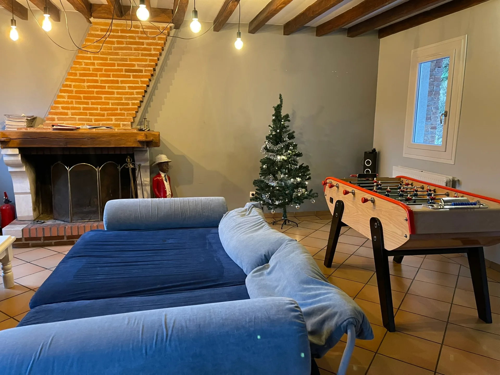 Salon avec baby-foot Bonzini aux Gîtes de Flaubert pour un séjour de groupe en Normandie