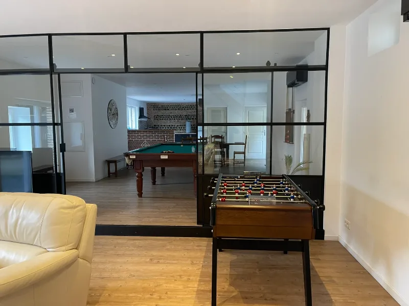 Grande pièce de loisirs avec billard aux Gîtes de Flaubert près de Rouen