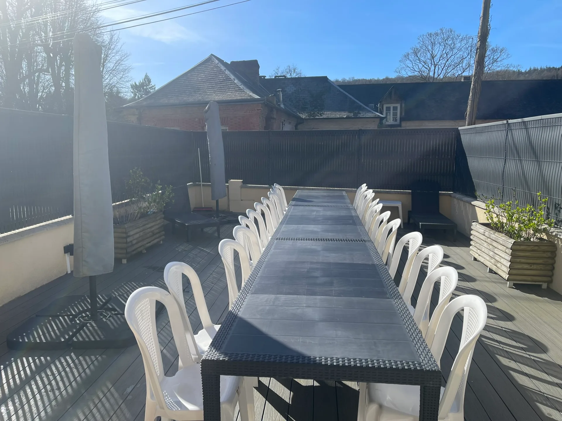 Grande terrasse avec table pour les repas de groupe aux Gîtes de Flaubert