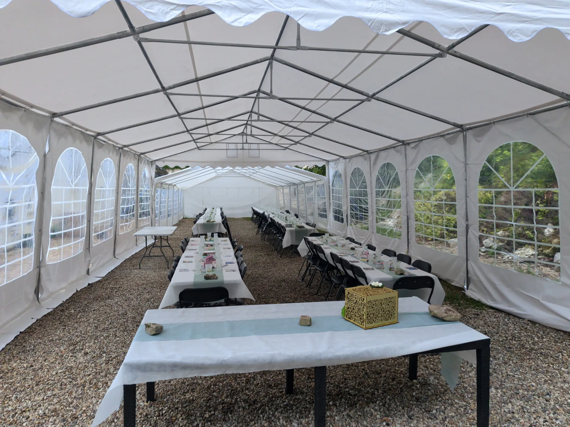 Espace couvert pour repas et moments conviviaux en groupe aux Gîtes de Flaubert