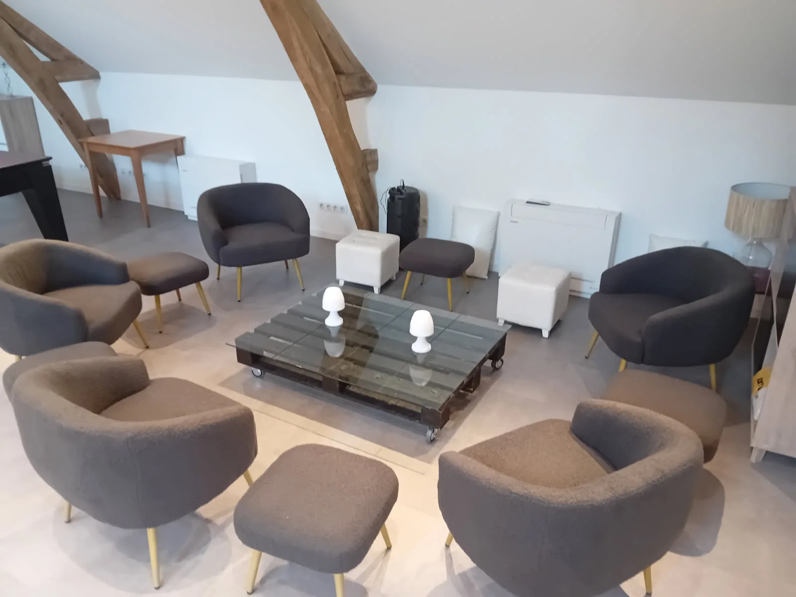 Espace salon pour réunions et séminaires aux Gîtes de Flaubert en Normandie