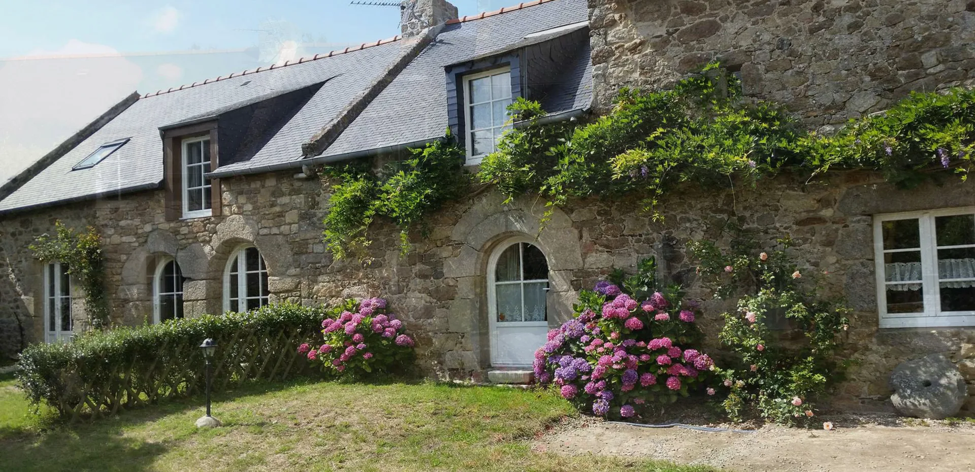 Gîte de groupe Les Gîtes de la Tiolais à Saint-Coulomb — Photo 4 de Les Gîtes de la Tiolais à Saint-Coulomb, capacité 27 personnes