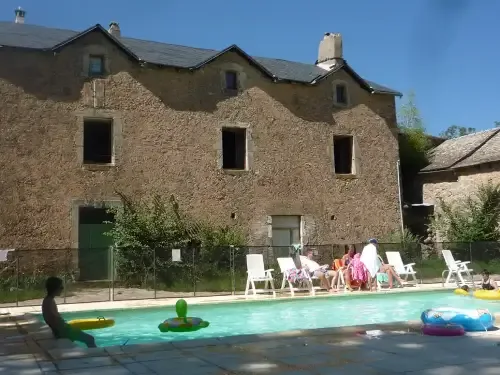 Gîte de groupe Domaine de Pradines à Lanuéjols — Photo 2 de Domaine de Pradines à Lanuéjols, capacité 94 personnes