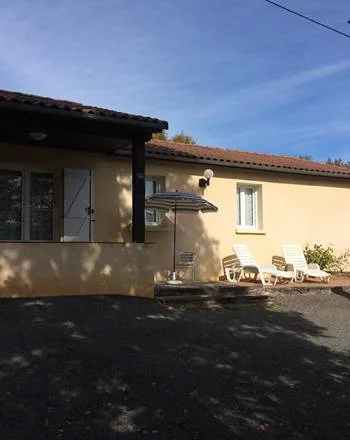 Gîte de groupe Les Sentiers du Causse à Lentillac-du-Causse — Photo 1 de Les Sentiers du Causse à Lentillac-du-Causse, capacité 84 personnes