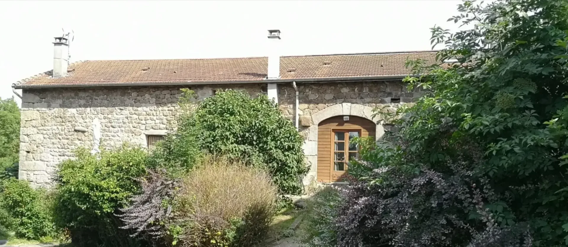 Gîte de groupe Gîte de groupe Le Buisson à Saint-Pal-de-Mons — Gîte de groupe Le Buisson – Saint-Pal-de-Mons, capacité 22 personnes
