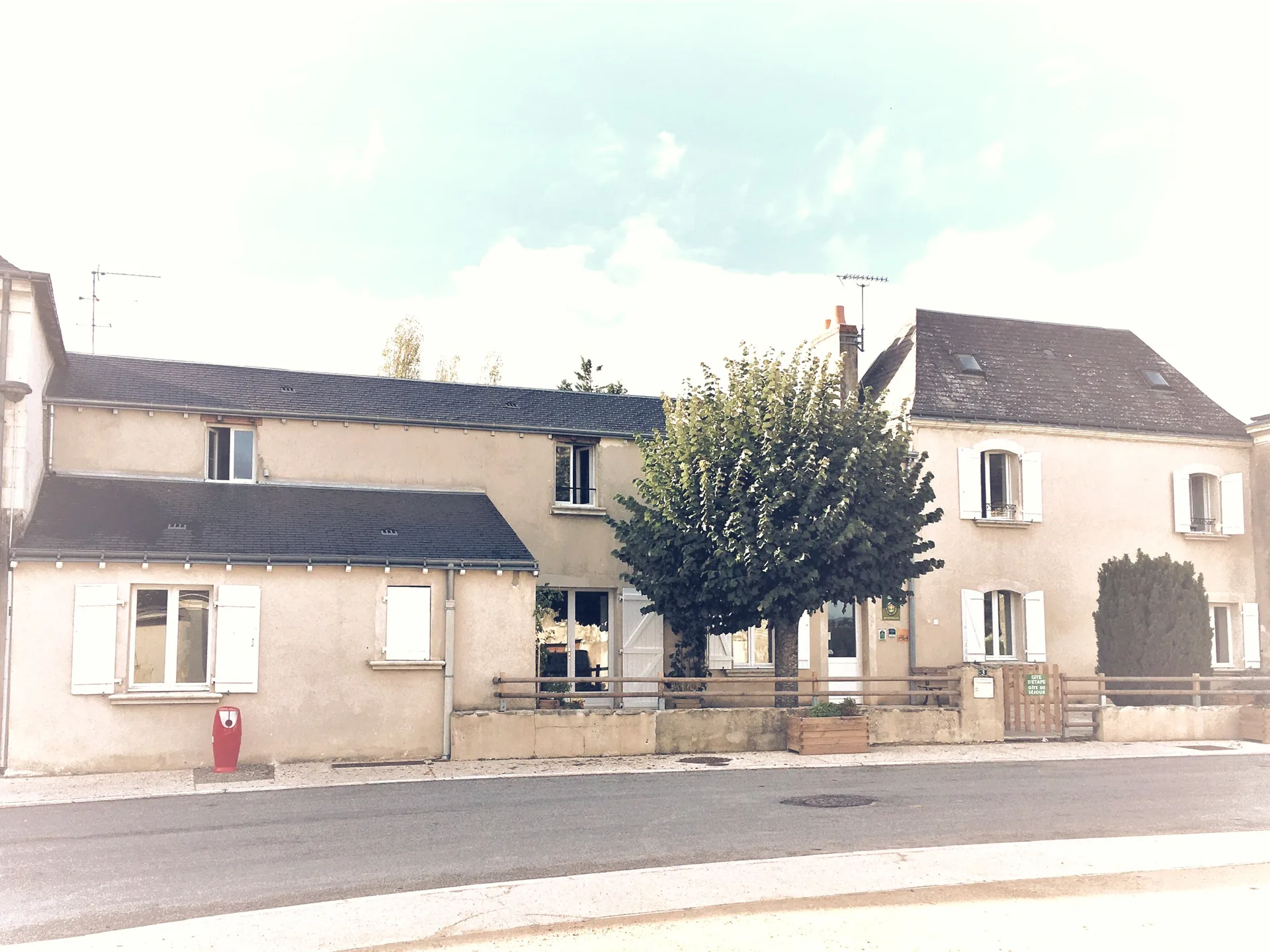 Gîte de groupe Gîte d'Avrillé-les-Ponceaux à Avrillé-les-Ponceaux — Photo 1 de Gîte d'Avrillé-les-Ponceaux à Avrillé-les-Ponceaux, capacité 39 personnes