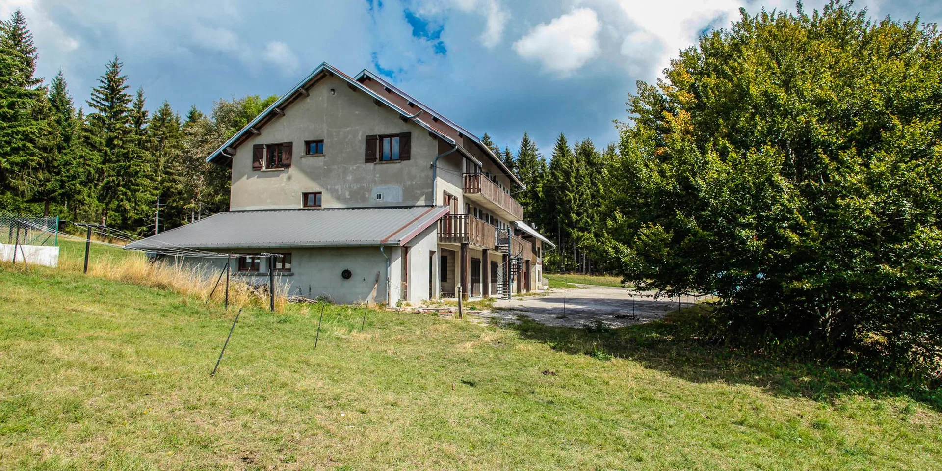 Gîte de groupe Chalet Jean Macé à Haut-Valromey — Photo 1 de Chalet Jean Macé à Haut-Valromey, capacité 50 personnes