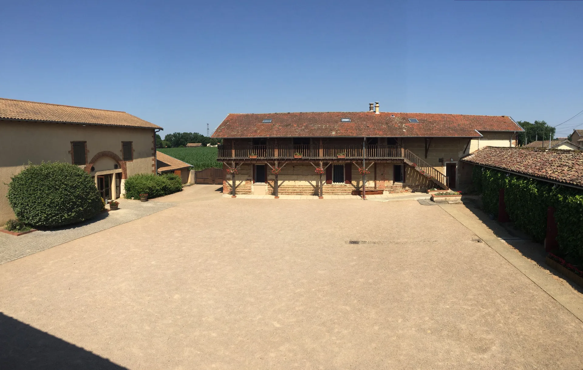 Gîte de groupe Domaine du Petit Chambard à Villeneuve — Photo 1 de Domaine du Petit Chambard à Villeneuve, capacité 31 personnes