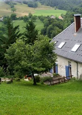 Gîte de groupe La Maison Chapelous à Château-Bernard — Photo 1 de La Maison Chapelous à Château-Bernard, capacité 18 personnes