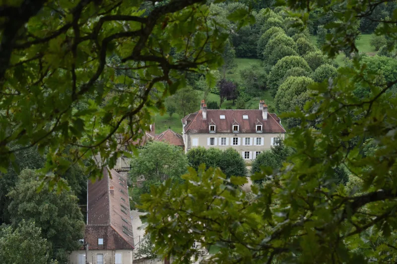 Vue aérienne du Domaine des Douves, bâtisses en pierre de Bourgogne entourées d’un parc boisé de 10 hectares