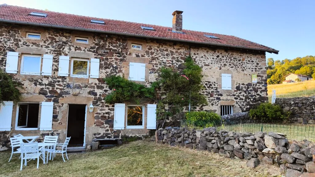 Gîte de groupe La maison aux volets blancs à Beaux — Photo 1 de La maison aux volets blancs à Beaux, capacité 14 personnes