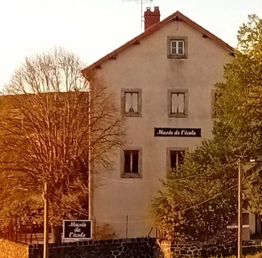 Gîte de groupe Gite du Musée de l'École à Le Monastier-sur-Gazeille — Photo 1 de Gite du Musée de l'École à Le Monastier-sur-Gazeille, capacité 15 personnes